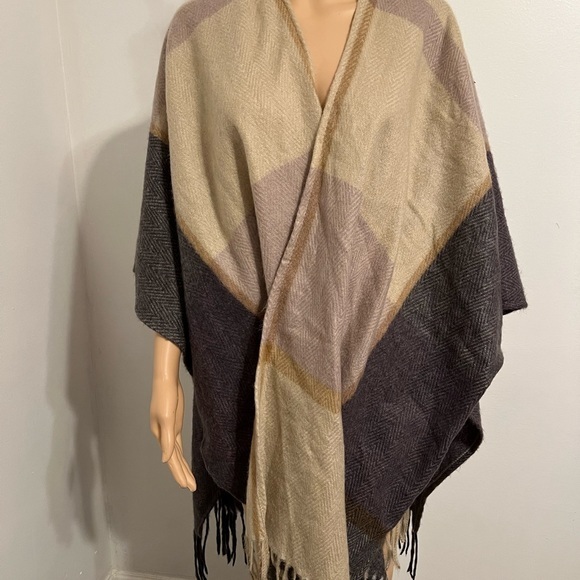 Woolrich Womens One Size Shawl Wrap Gray Beige Purple Plaid with Fringe - Picture 2 of 8